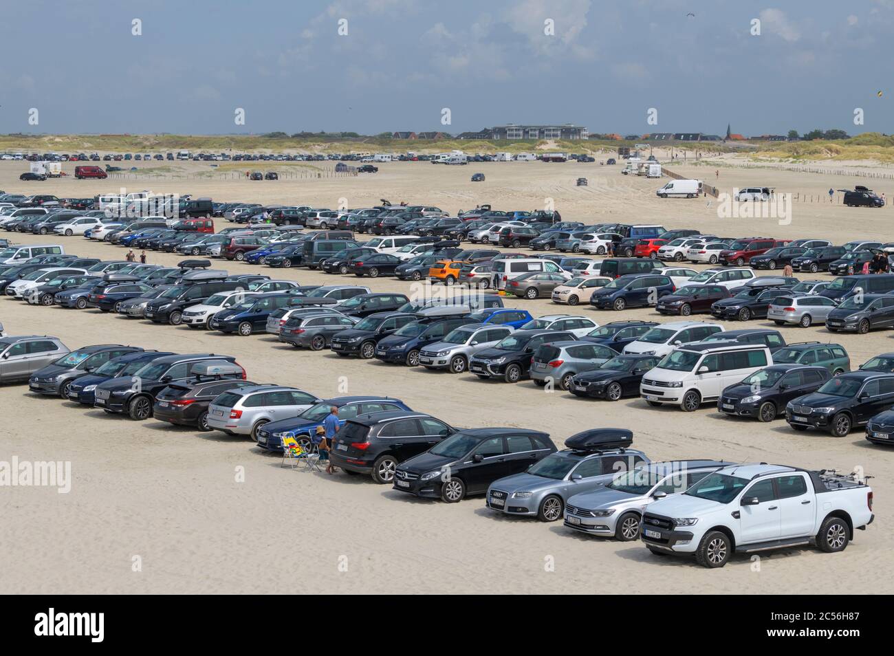 PKW-Parkplatz am Strand, Norderdeich, Sankt Peter-Ording, Nordfriesland, Nordsee, Schleswig-Holstein, Deutschland Stockfoto