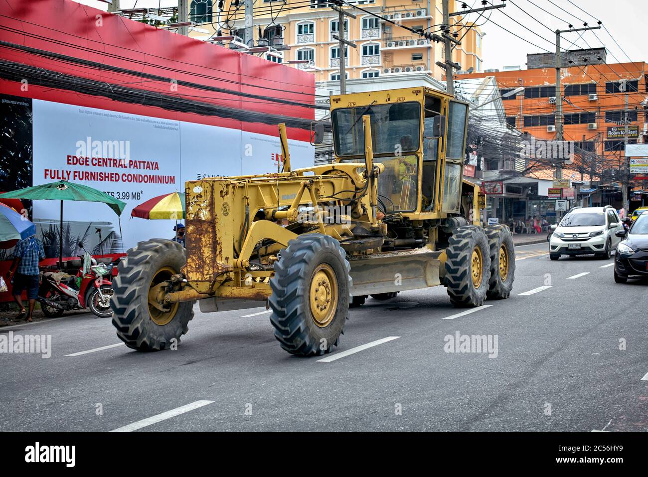 Komatsu-Grader. Motorgrader sind für die Vorbereitung des Untergrunds von Straßen und anderen Ebenen Erde sowie Nivellieraggregat konzipiert. Stockfoto