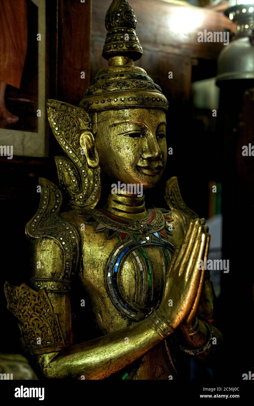 AntiqueThailand. Statue einer goldenen weiblichen Gottheit Thailand Südostasien Stockfoto