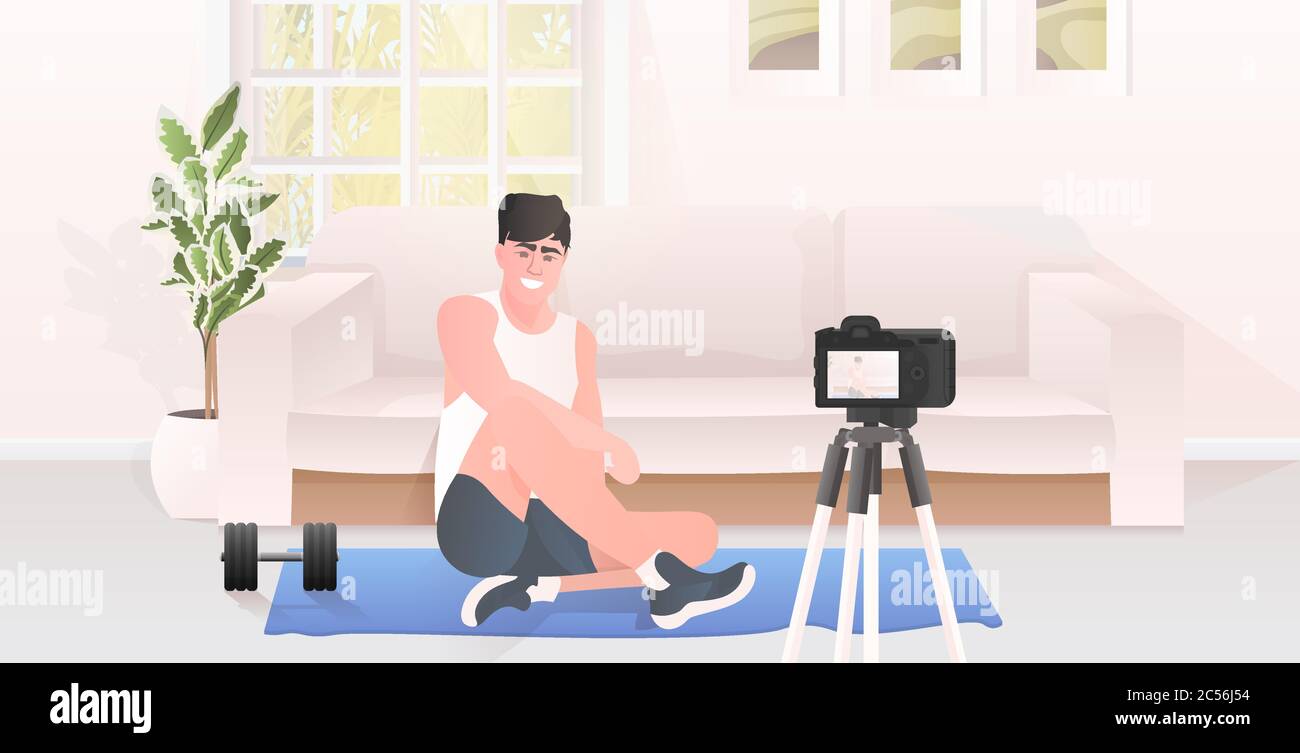 Männlich Fitness Trainer Aufnahme Video Blog mit Kamera auf Stativ Live-Streaming Social Media Netzwerk Blogging Workout Konzept Wohnzimmer Innenraum horizontale volle Länge Vektor Illustration Stock Vektor
