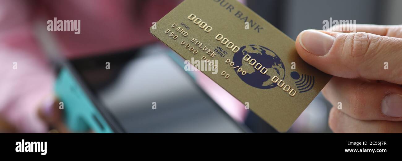 Man hält Kreditkarten mit PayPass Technologie Stockfoto