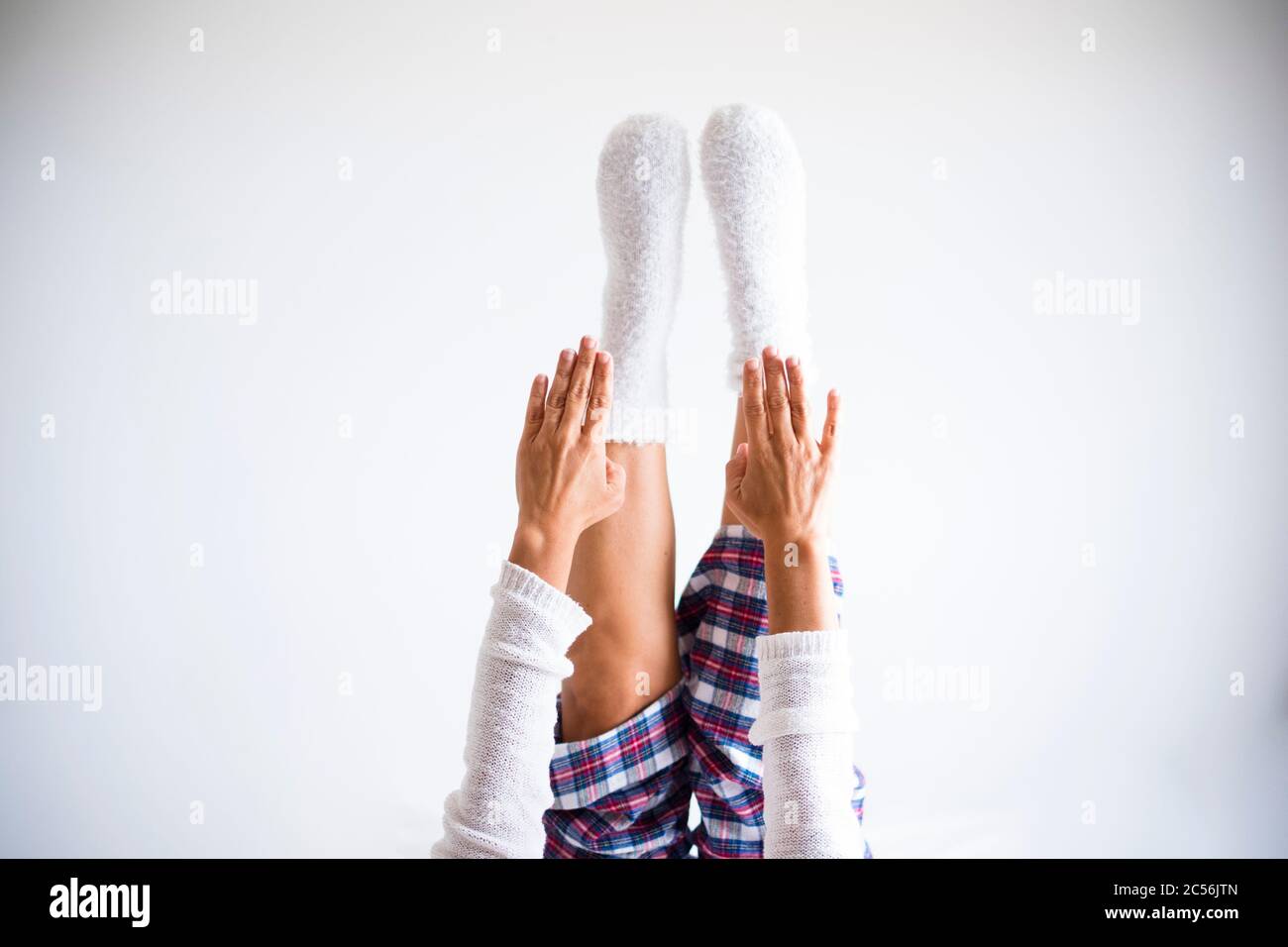 Home Fitness Sport Aktivität Konzept mit erwachsenen Menschen Frau - unkenntlich weiblich mit fet und Hände oben legen - weiß schöne Socken und helles Bild Stockfoto