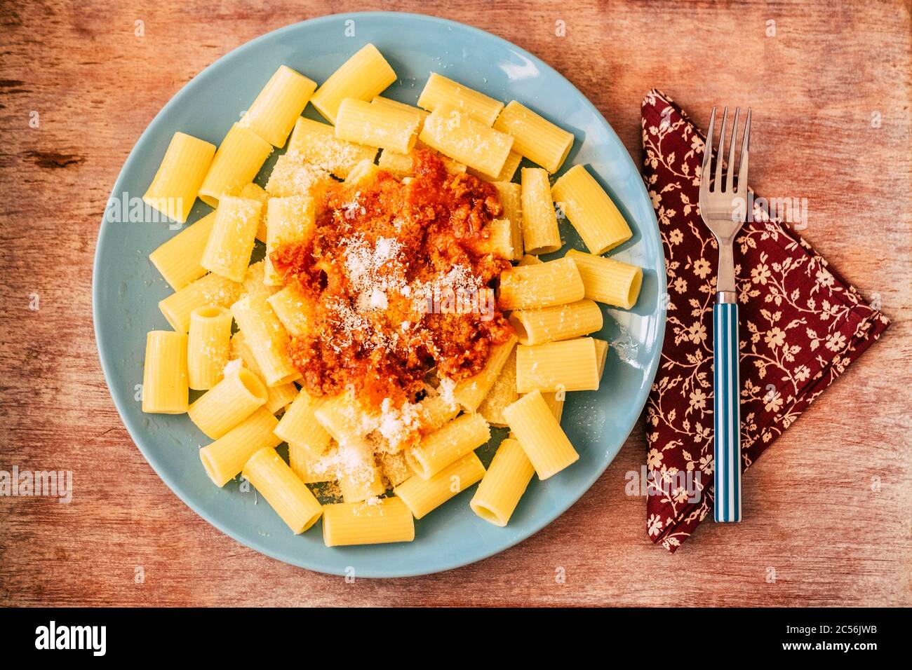 Blick auf schöne, leckere Nudelgerichte mit Tomaten Ragu und Parmigiano-Käse - Konzept des italienischen Restaurants oder der Hausküche - Single Life i Stockfoto