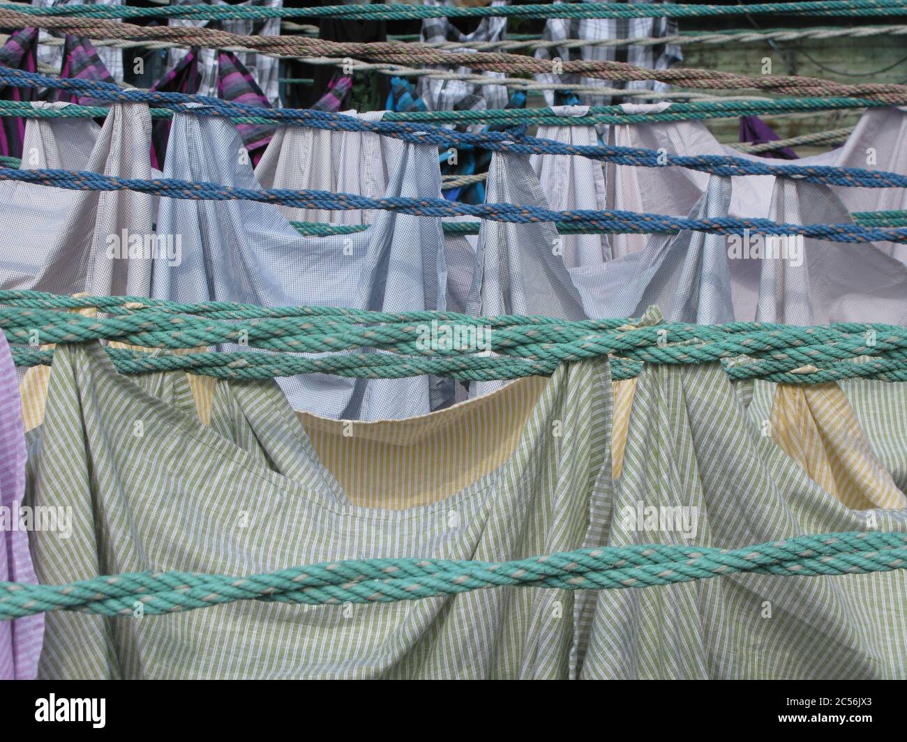 Selektive Fokusaufnahme des Dhobi Ghat Open-Air-Waschsalon in Mumbai, Indien Stockfoto