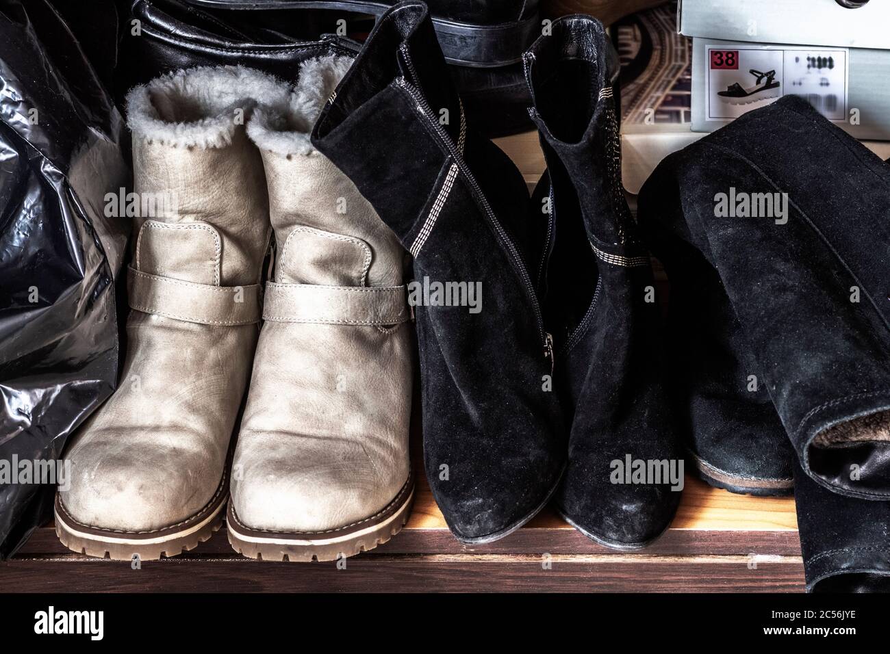 Alte Winterschuhe sind im Schrank bis zum nächsten Winter. Stockfoto