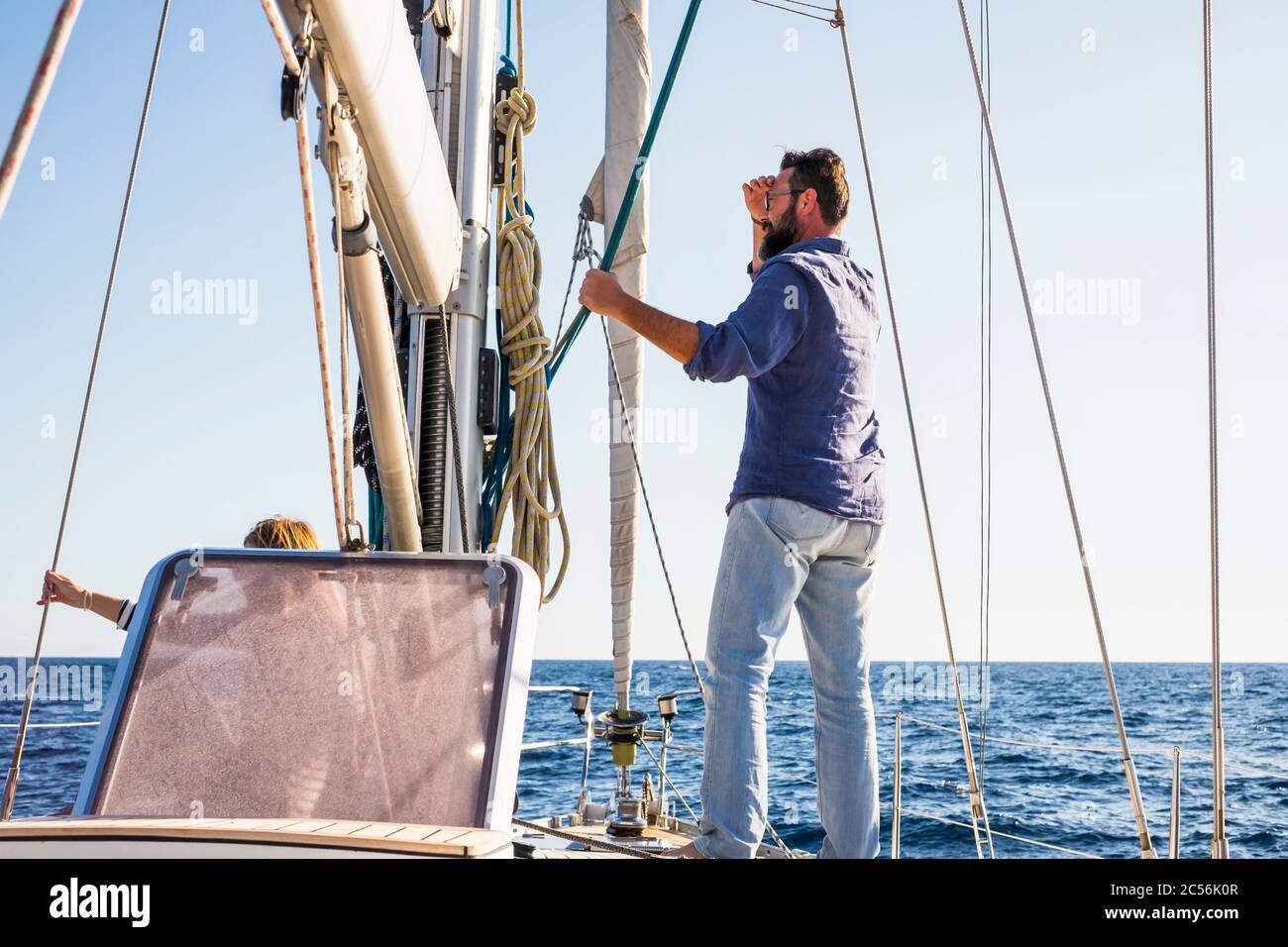 Man sitzt auf einem Segelboot und reist aufs Meer und genießt Freedom Lifestyle - Konzept des Segelns und Spaß beim Sommerurlaub in Alternativ Stockfoto