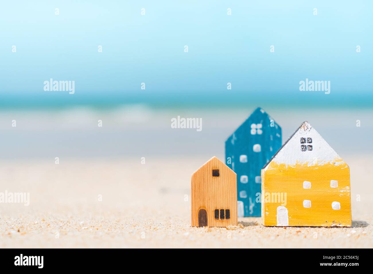 Modell eines kleinen Hauses auf Sand mit Natur Strand Hintergrund. Traum-Leben-Konzept. Stockfoto