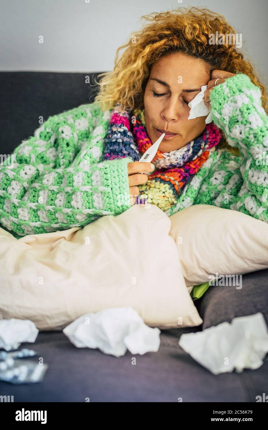 Kolf-Grippe-Influenza-Coronavirus weltweit pandemic ansteckender Notfall - kranke Krankheit kaukasische europäische amerikanerin zu Hause in Quarantäne mit fev Stockfoto