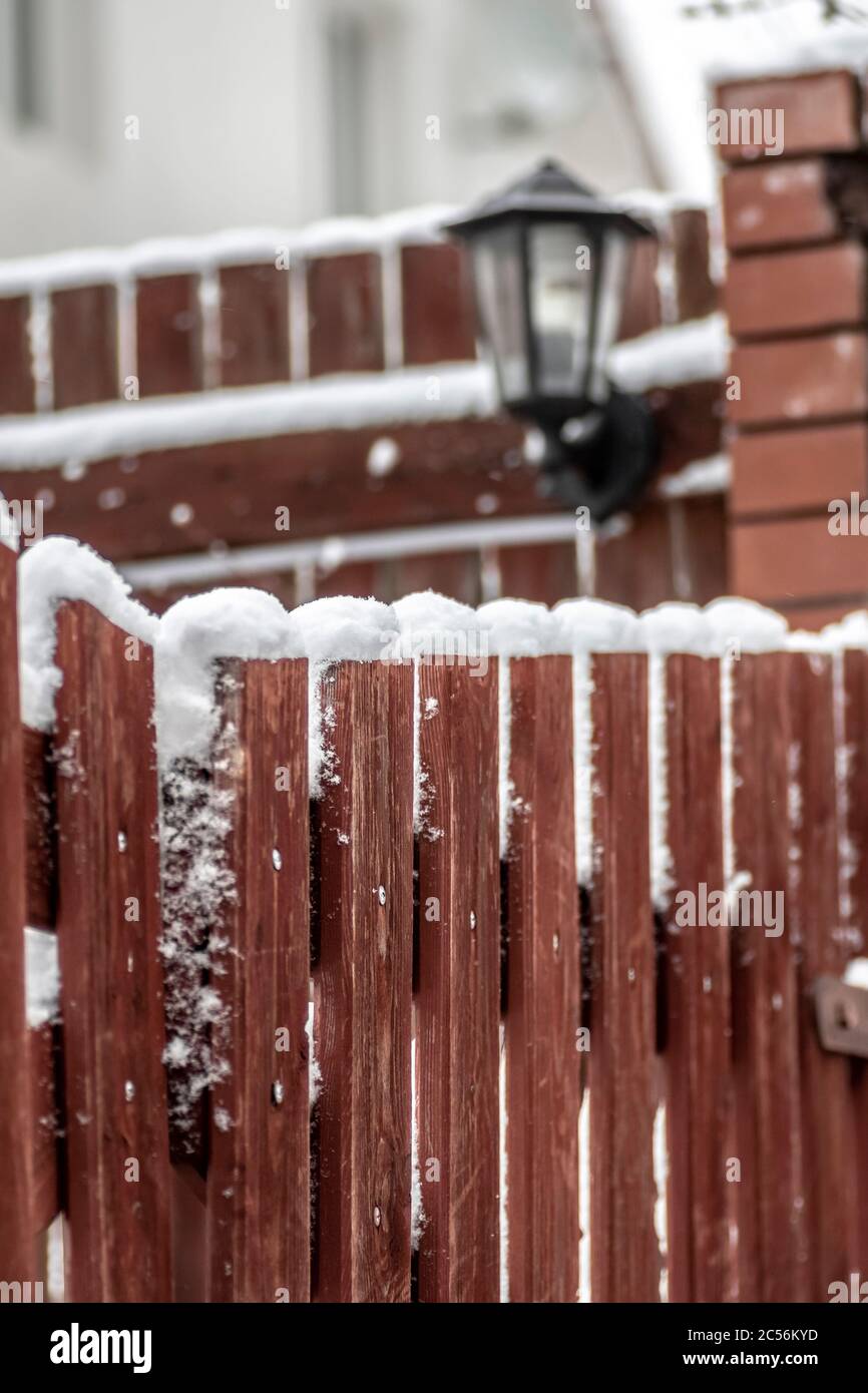 Ländliche Holzzaun bedeckt mit frisch gefallenen Schnee. Stockfoto