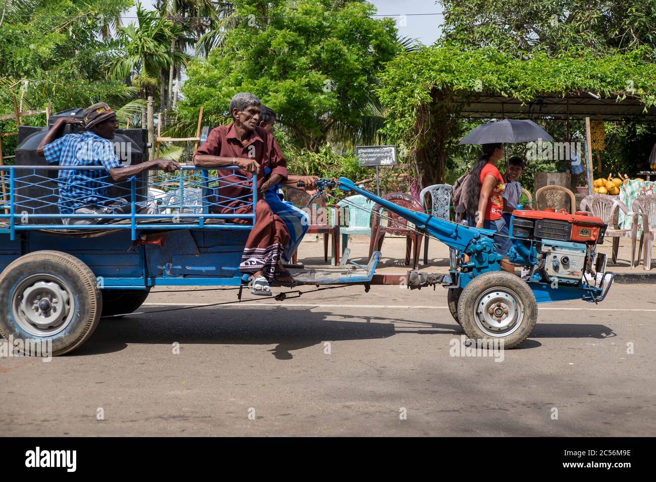 Ein ungewöhnliches Fahrzeug mit Ladefläche und offenem Motor fährt über eine Straße in Sri Lanka Stockfoto