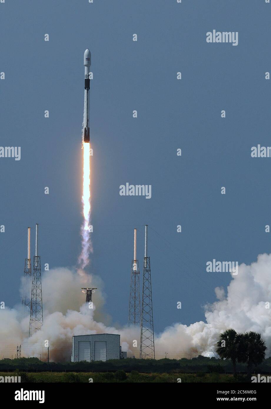 Cape Canaveral, Usa. Juni 2020. Eine SpaceX Falcon 9 Rakete mit dem Navigationssatelliten GPS III SV03 für die US Space Force startet von der PAD 40 auf der Cape Canaveral Air Force Station. Dies ist der 11. Start des Jahres für SpaceX. Kredit: SOPA Images Limited/Alamy Live Nachrichten Stockfoto