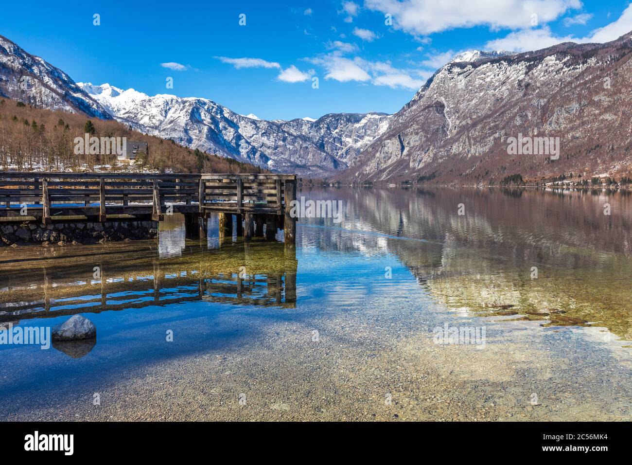Bohinj See und die verschneiten Julischen Alpen im Hintergrund, Rib?ev Laz, Oberkrain, Triglav Nationalpark, Slowenien Stockfoto