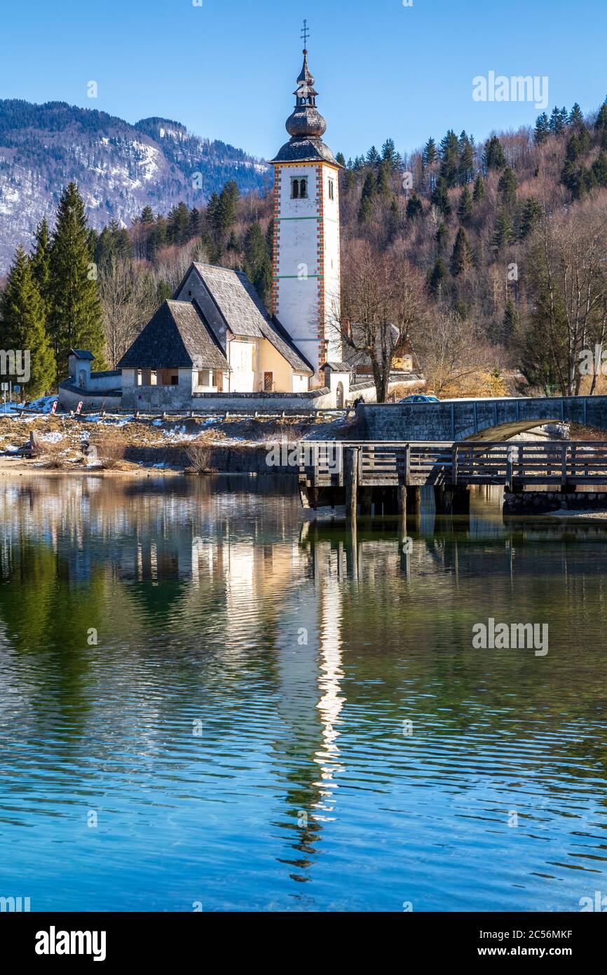 Kirche des heiligen Johannes des Täufers und Bohinj See, Rib?ev Laz, Oberkrain, Triglav Nationalpark, Slowenien Stockfoto