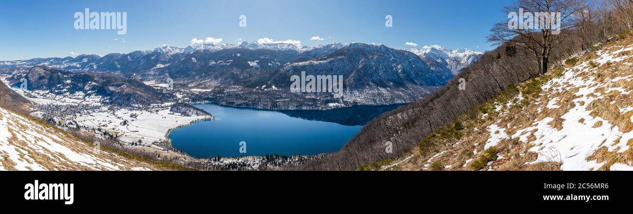 Erhöhte Sicht auf den Bohinjer See von der Vogar-Alp in den Fu?ina-Bergen, Stara Fu?ina, Oberkrain, Triglav-Nationalpark, Slowenien Stockfoto