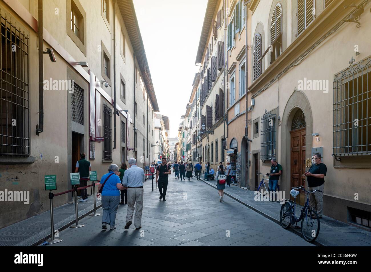 Straße im historischen Zentrum von Florenz, Hauptstadt der Toskana Region von Italien, führt zu Florenz Kathedrale von Santa Maria del Fiore Stockfoto
