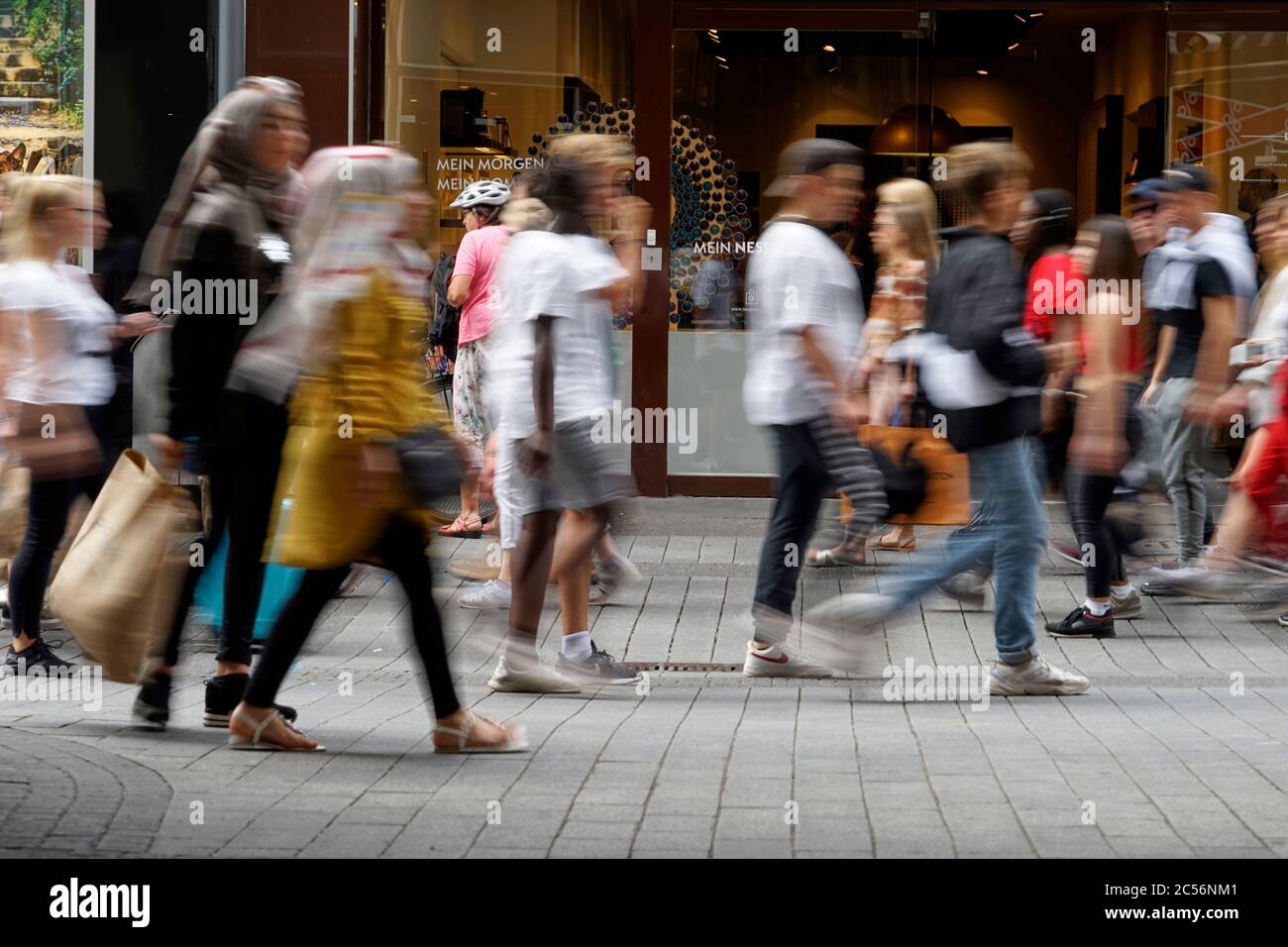 Deutschland, Bayern, München, Fußgängerzone, Menschen, Fußgänger, Passanten, Passanten, Passanten, aus dem Blickpunkt Stockfoto