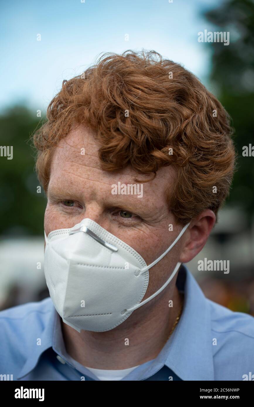 Massachusetts US-Repräsentant Joseph Kennedy III, Enkel von Senator Robert F. Kennedy (1925-1968), sprach mit Teilnehmern, als Hunderte sich am 19. Juni (Juni) im Town Field Park im Dorchester-Viertel von Boston Massachusetts versammelten. 2020 Stockfoto