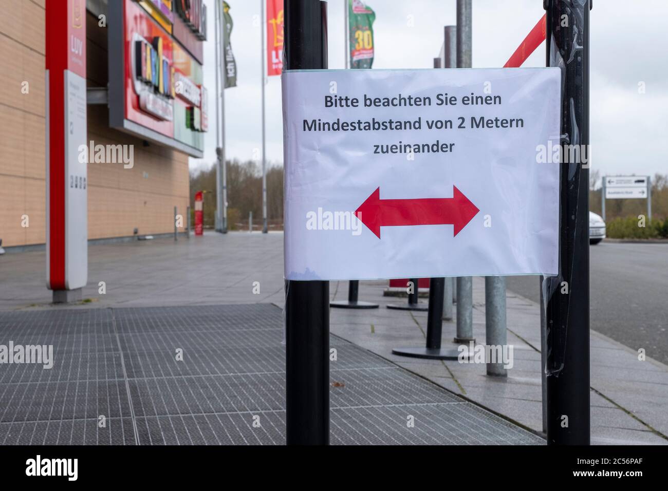 Zeichen 'Mindestabstand zwei Meter' wegen Corona-Virus Stockfoto