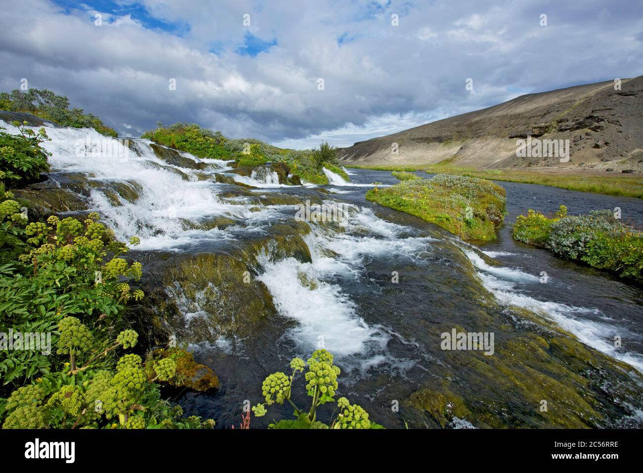 Die Fossabrekkur Wasserfälle sind eine grüne Oase in der Tuffwüste von Soelvahraun am Hekla Vulkan Stockfoto