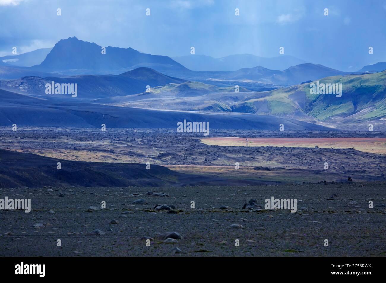 Blick über die Geroellfelder der Budarhals auf die Berge des Landmannalaugar. Stockfoto
