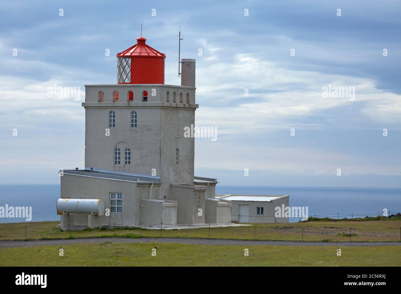 Der Leuchtturm wurde 1927 am Kap Dyrholaey, der südlichsten Spitze Islands, erbaut. Stockfoto