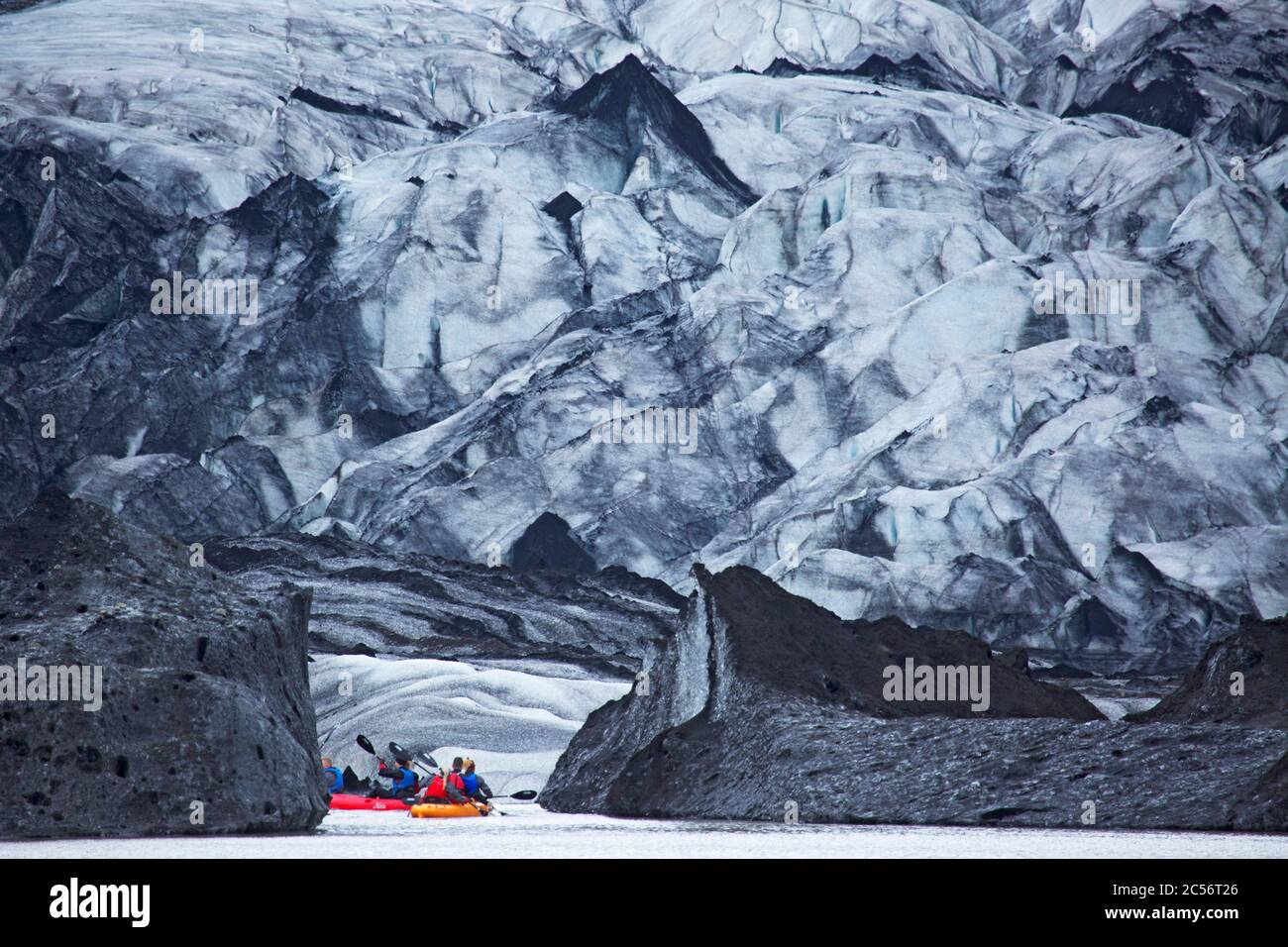 Kanufahrer im Gletschersee von Solheimajoekull, einem Gletscherarm von Myrdalsjoekull. Stockfoto