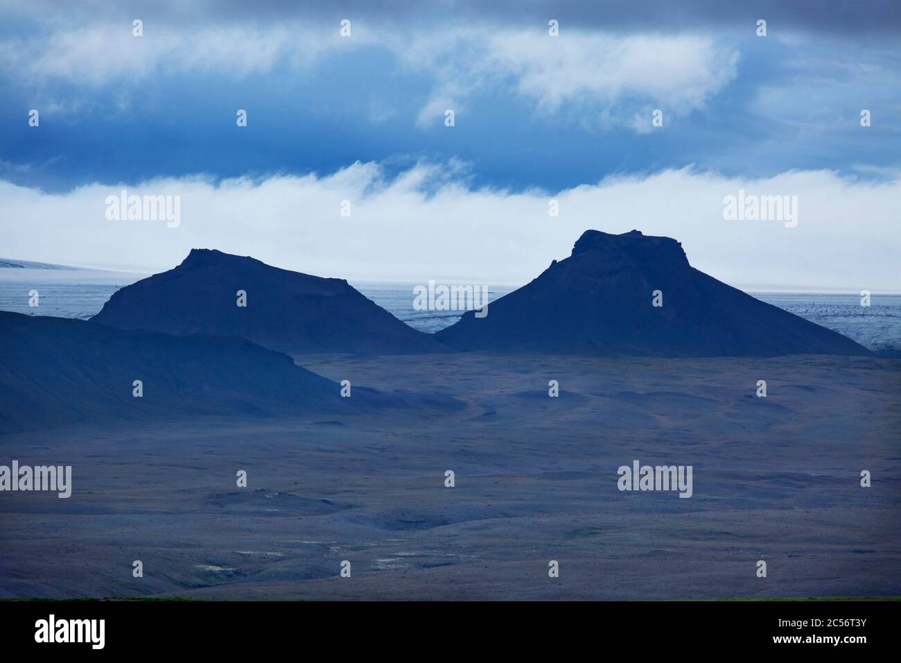 Gipfel des Jarlhettur-Gebirges vor dem Langjoekull-Gletscher im südwestlichen Hochland Islands. Stockfoto