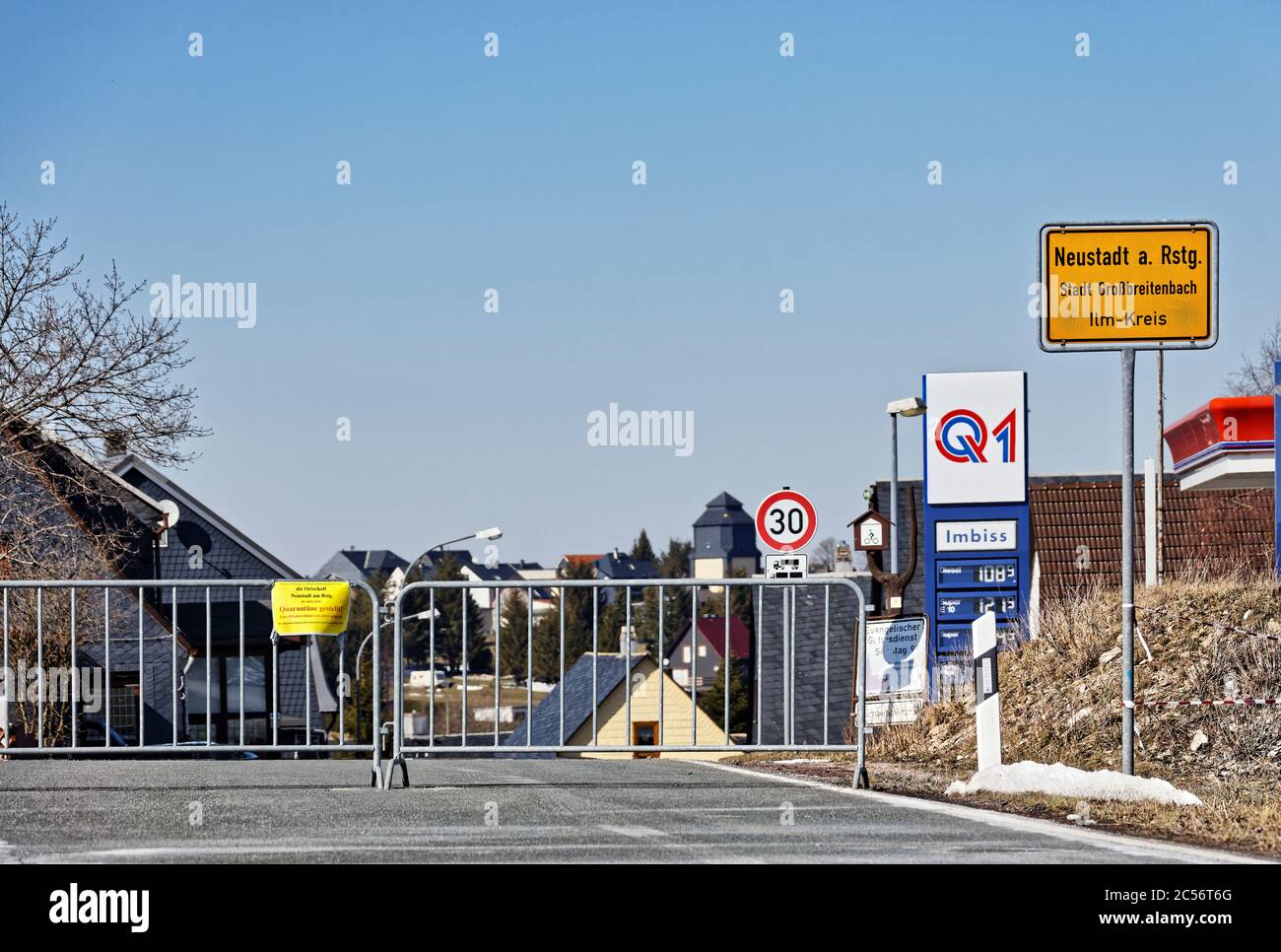 Deutschland, Thüringen, Ilmkreis, Großbreitenbach, Neustadt/Rnstg, Ortsschild, Blockschild, Straßensperre Stockfoto