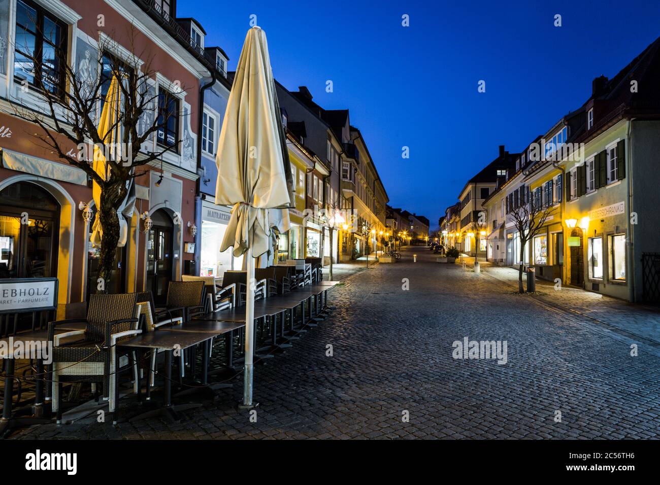 Deutschland, Bayern, Murnau, verlassene Innenstadt, am Abend Stockfoto