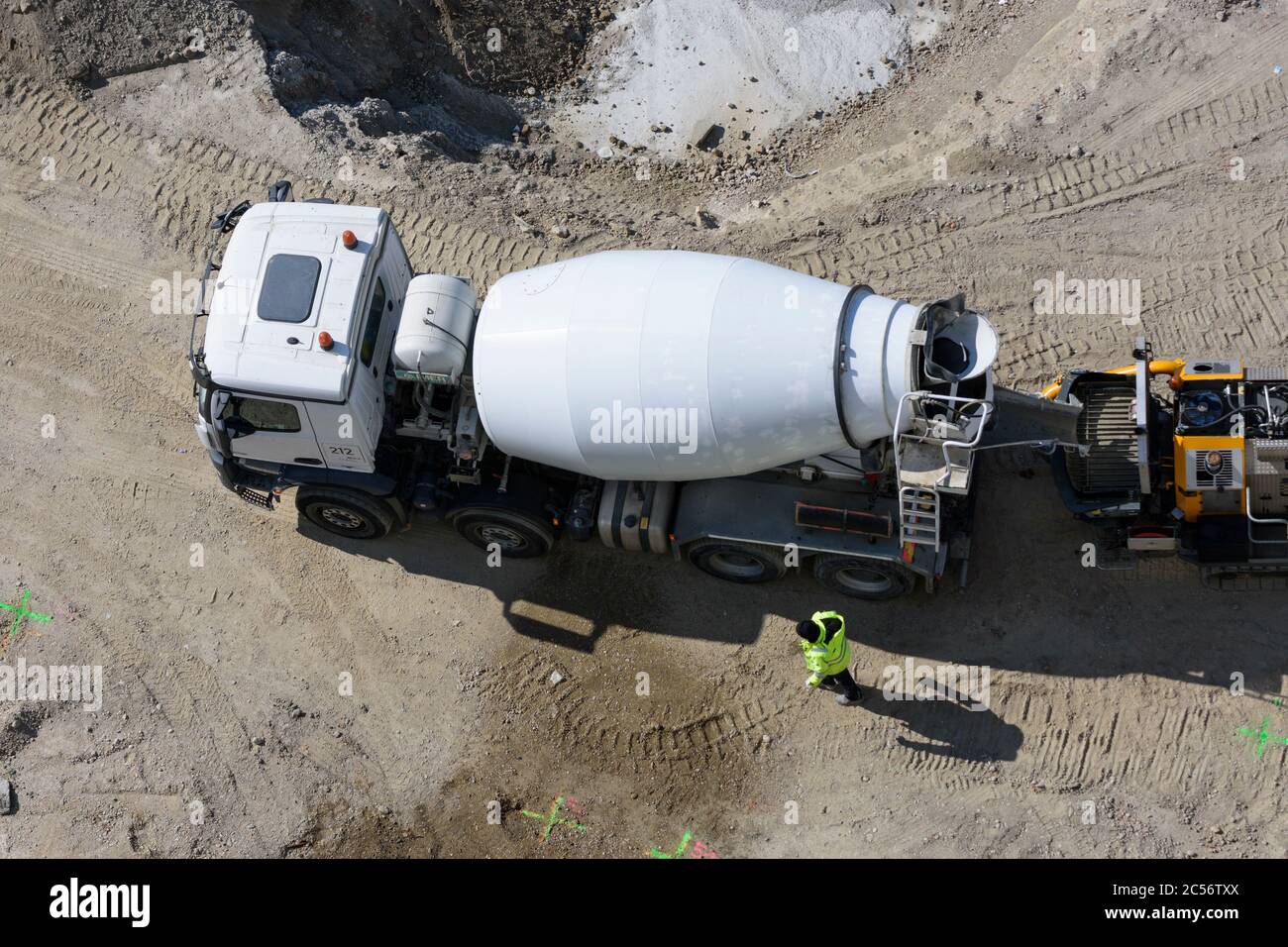 Österreich, Wien, die Arbeiten auf der Baustelle beginnen nach Corona Virus Stopp, Transportwagen, LKW Mischer, Arbeiter, Baustelle 'Danube Flats Stockfoto