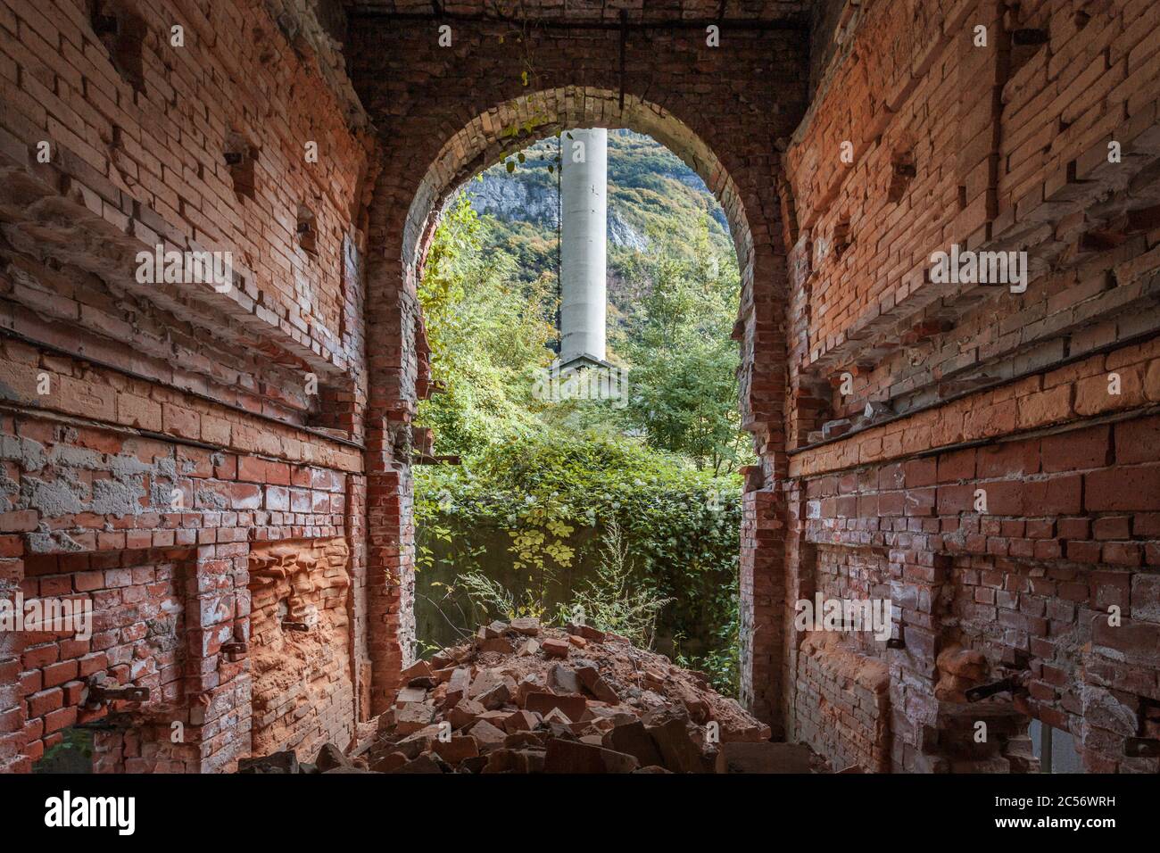 Terrakotta-Backsteinwände und Bogenfenster, Industrieruinen, belluno, venetien, italien Stockfoto