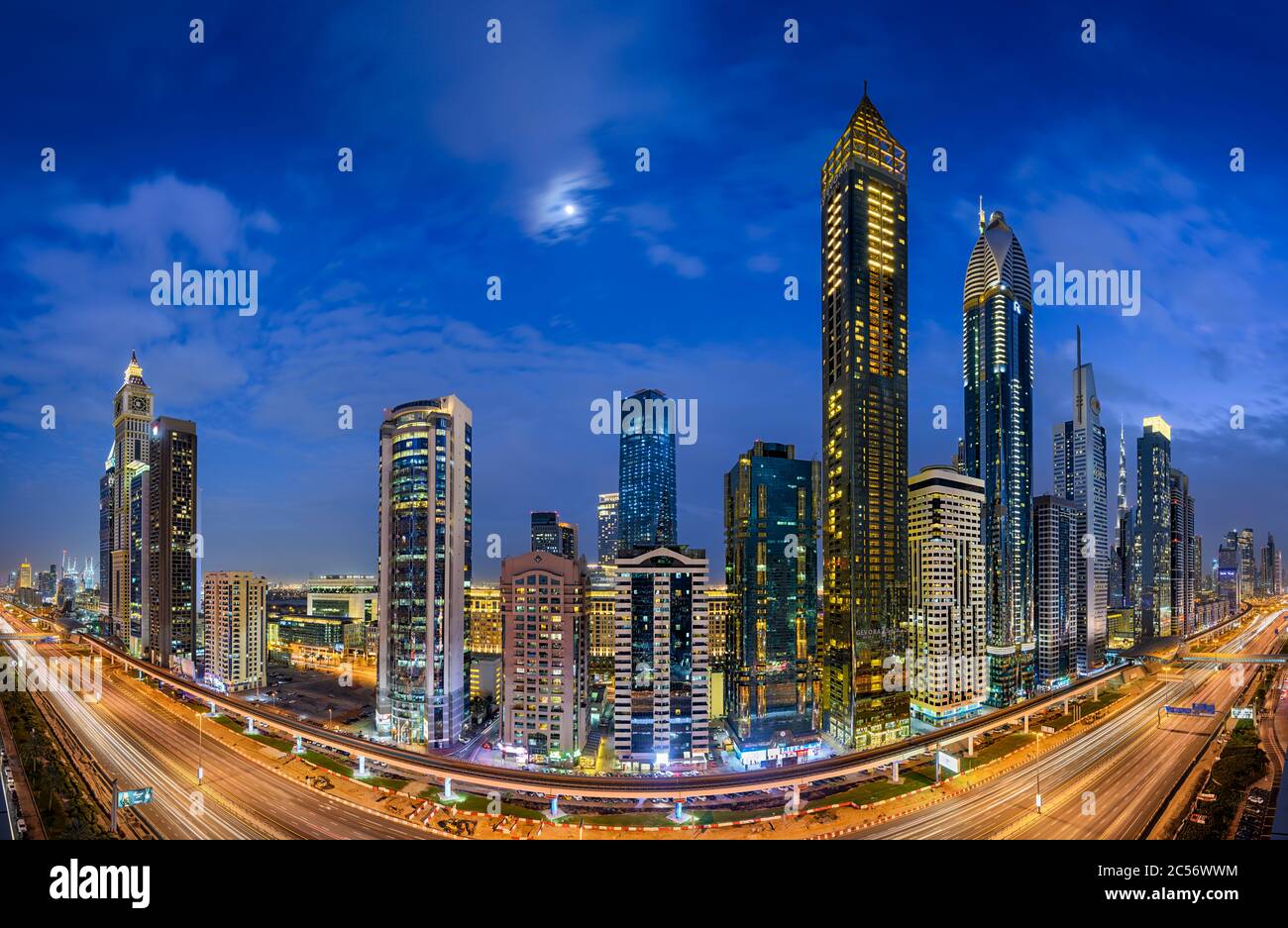 Antenne Nacht Blick auf die Hochhäuser an der Sheikh Zayed Road in Dubai, VAE Stockfoto