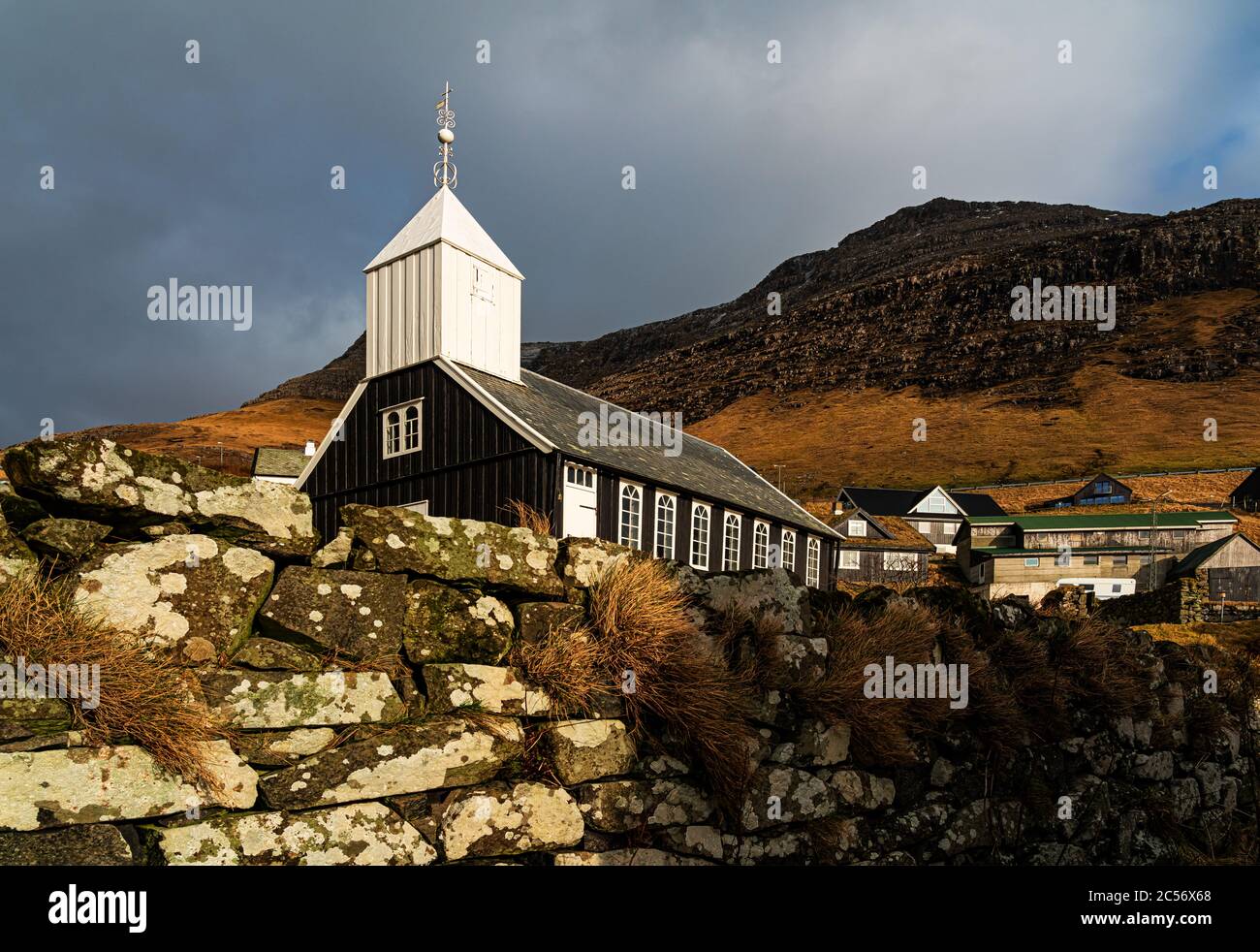 Kirche in Bøur, Vágar Insel, Färöer Inseln Stockfoto