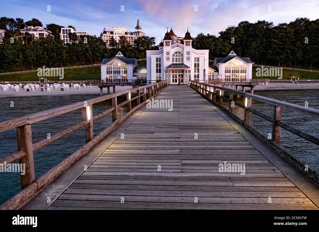 Berühmte Seebrücke in Sellin auf der deutschen Insel Rügen bei Dämmerung Stockfoto