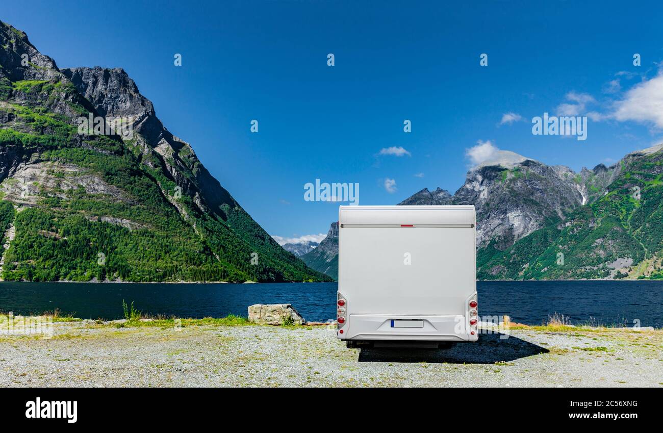 Wohnmobil steht direkt an einem Fjord in Norwegen Stockfoto