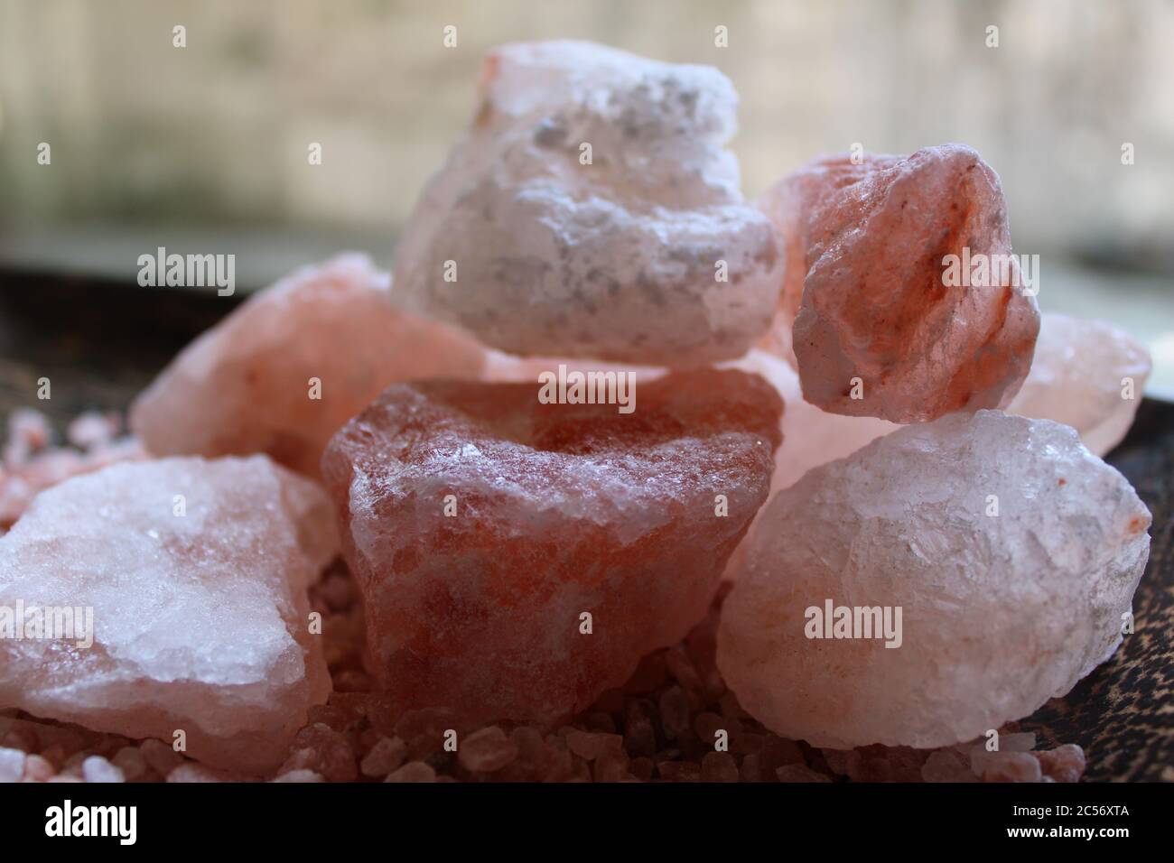Rosa Himalaya-Salz in Bergkristall- und Granulatform Stockfoto