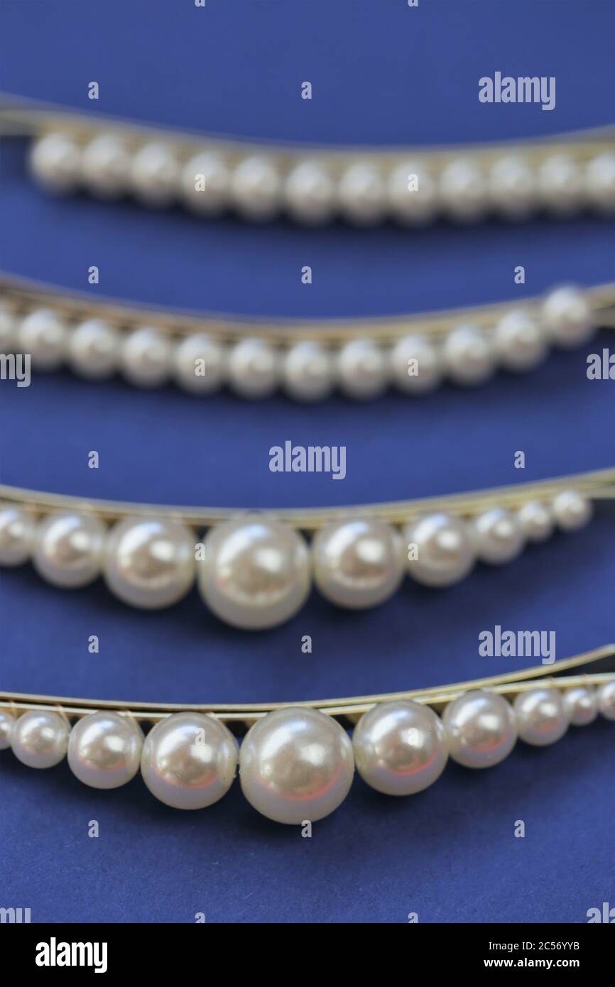 pearl Haarclips auf einem hellen blauen Hintergrund gesetzt. Modische Haaraccessoires. Haarnadel mit Perlen.verschiedene Haarnadelzubehör Stockfoto