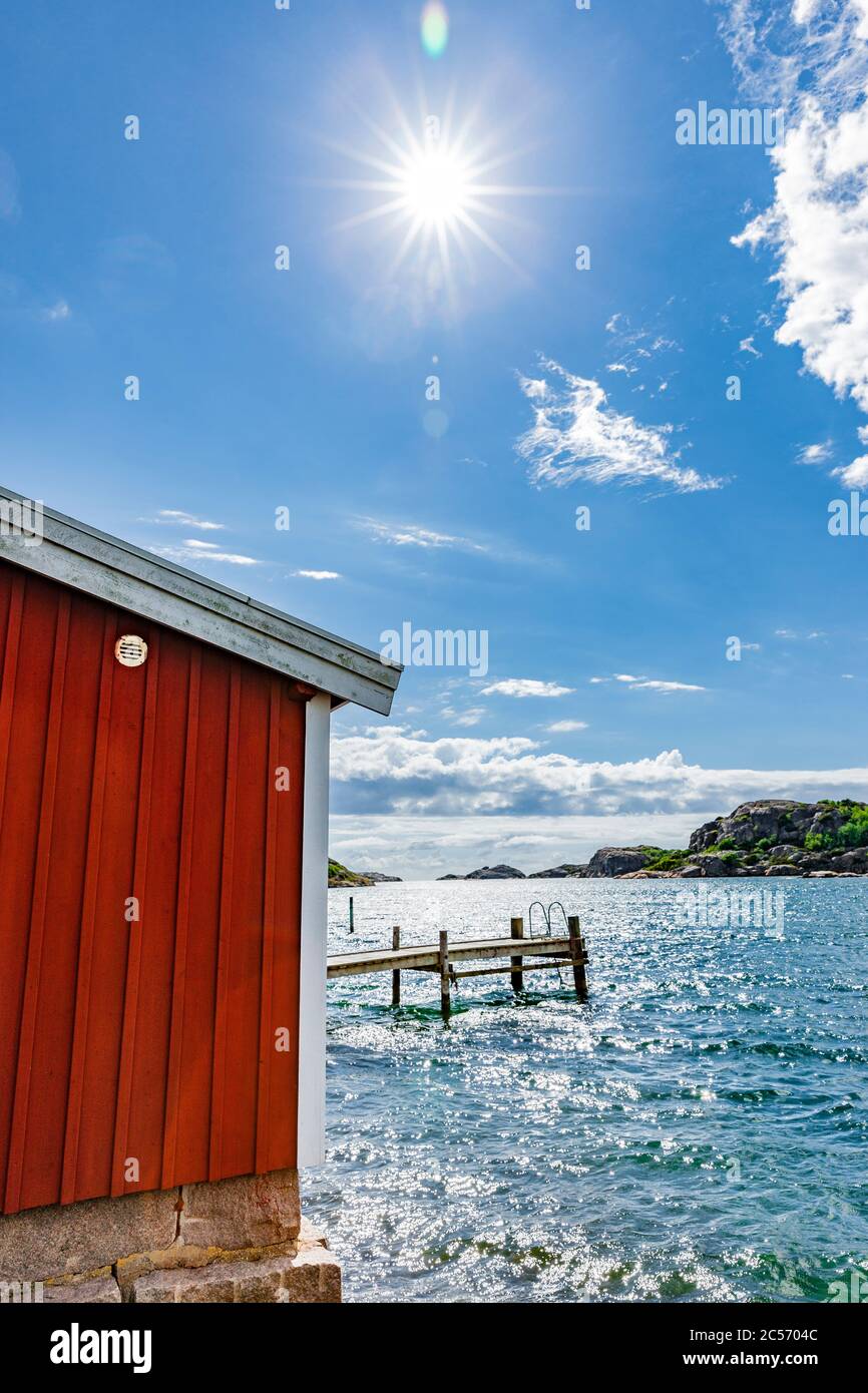 Rotes Bootshaus an der Küste in Fjällbacka, Schweden Stockfoto