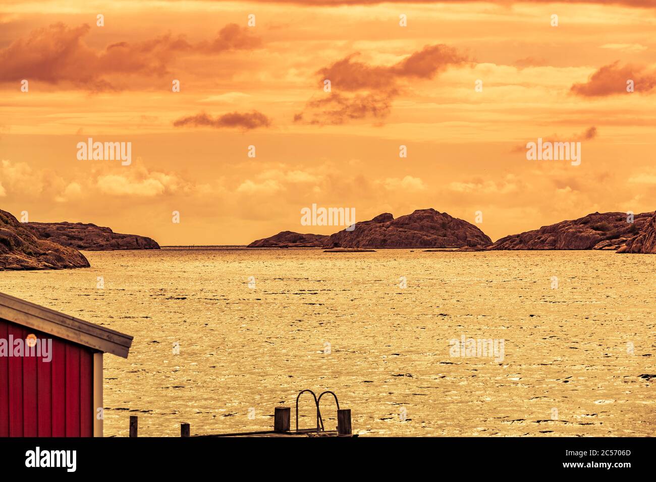 Rotes Bootshaus an der Küste in Fjällbacka, Schweden Stockfoto