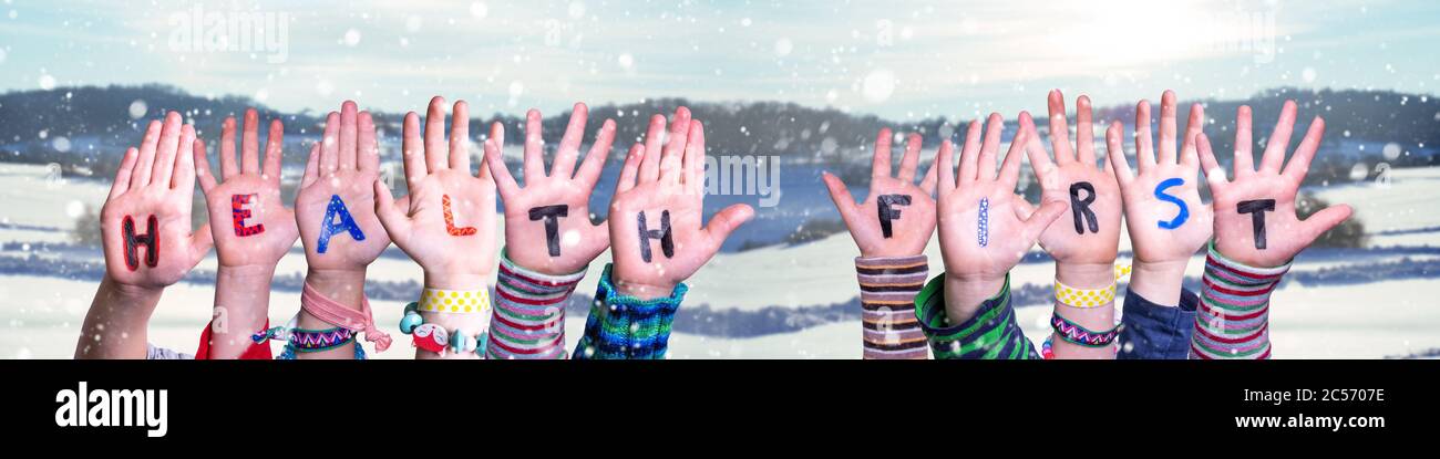 Kinder Hände Gebäude Wort Gesundheit Zuerst, Verschneiten Winter Hintergrund Stockfoto