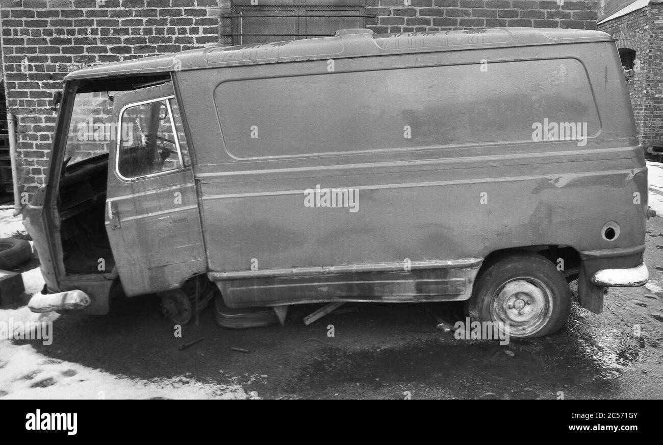 Verlassene Austin Morris J4 van, Ouseburn, Newcastle um 1975 Stockfoto