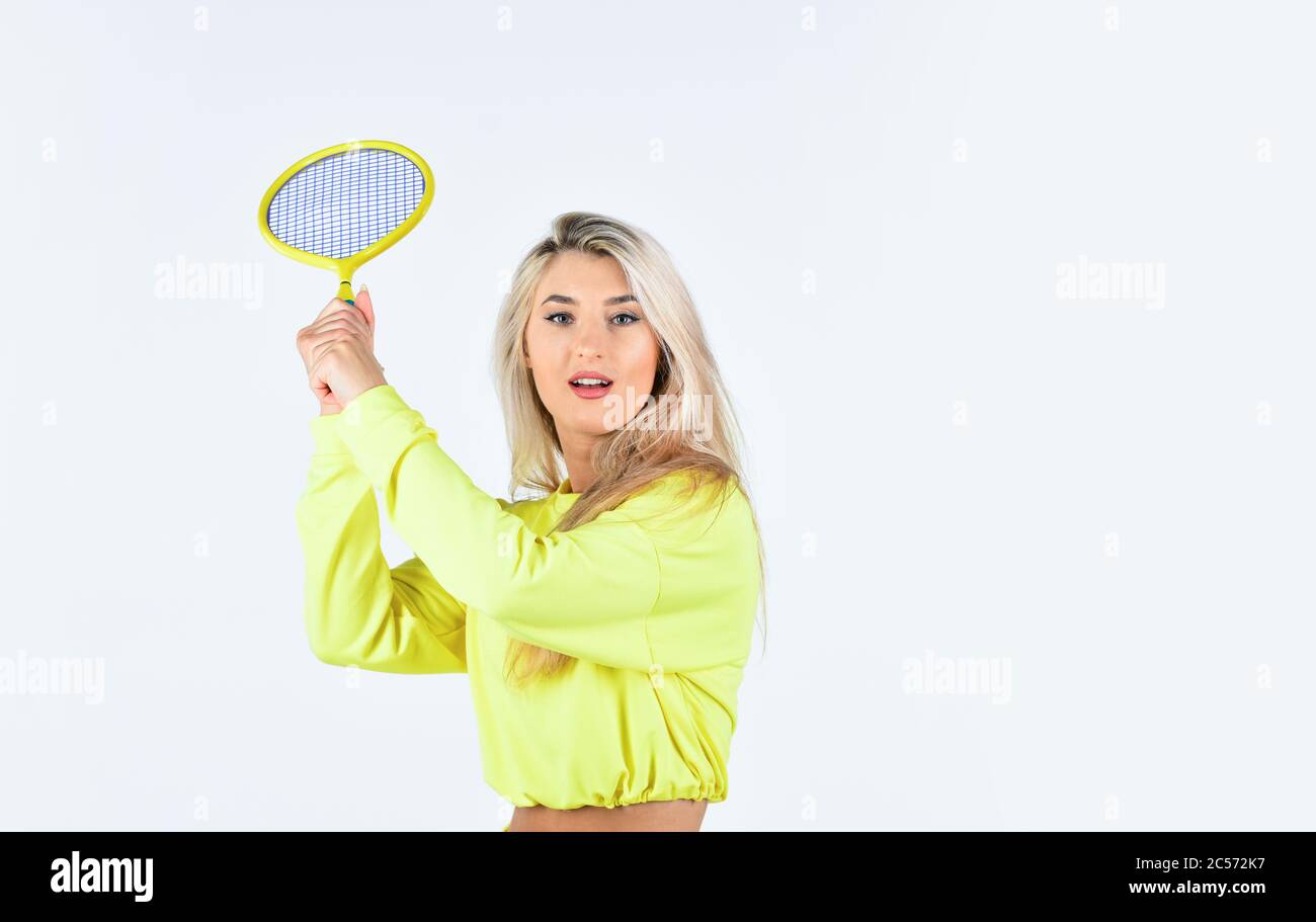 Pushing to Limit. Konzentrieren Sie sich auf Schläger Hit Ball. Professionelle Tennisspielerin. World Tennis Tour. Voller Erfolg. Sportbekleidung und Ausrüstung. Tennisspielerin vorbereiten zu passen. Frau spielt Tennis auf dem Platz. Stockfoto