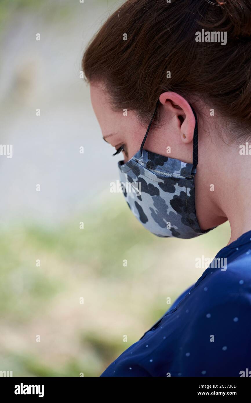 Frau mit selbstgemachten Gesichtsmaske in der Natur am Fluss Stockfoto
