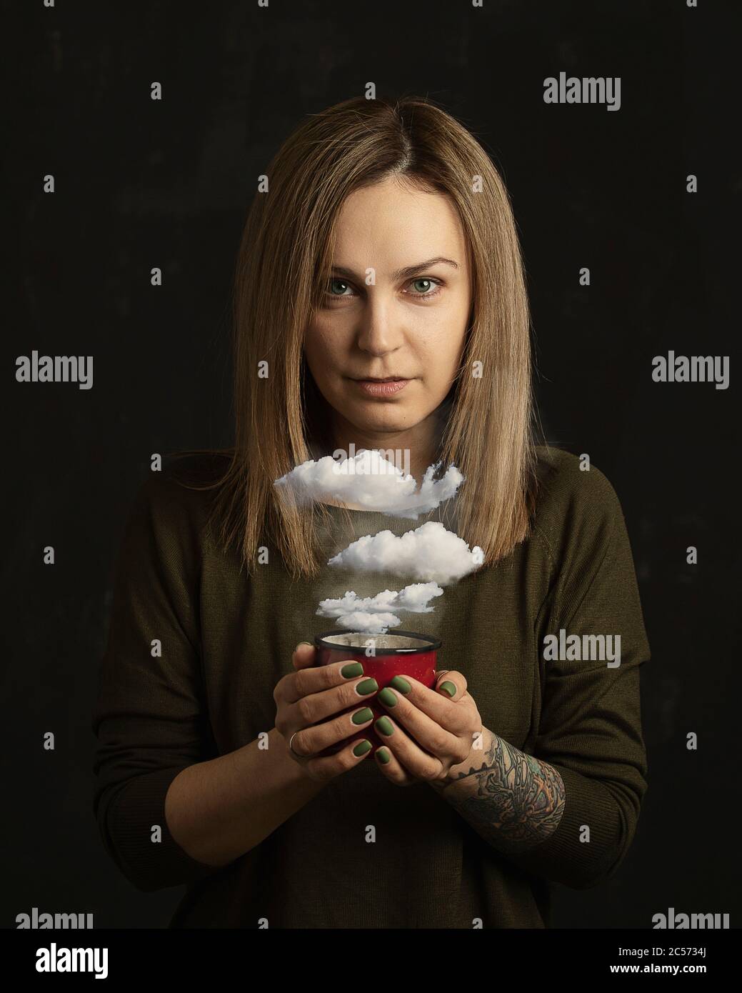 Portrait Frau hält Kaffee Tasse mit Wolken Stockfoto