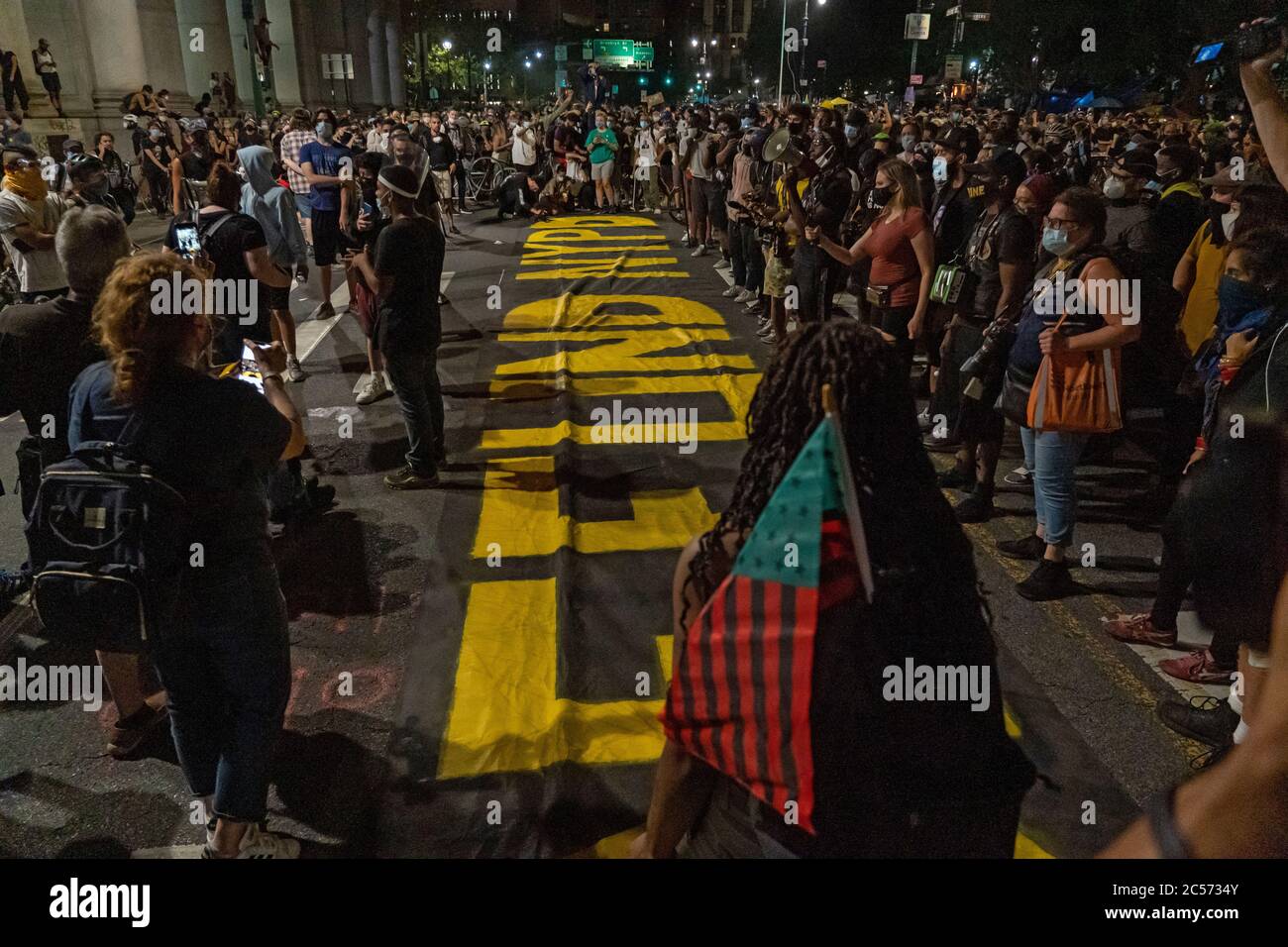 NEW YORK, NY - 30. JUNI 2020 : Black Lives Matter Demonstranten versammeln sich im Rathaus von Manhattan als Teil des "Defonds NYPD" Stockfoto