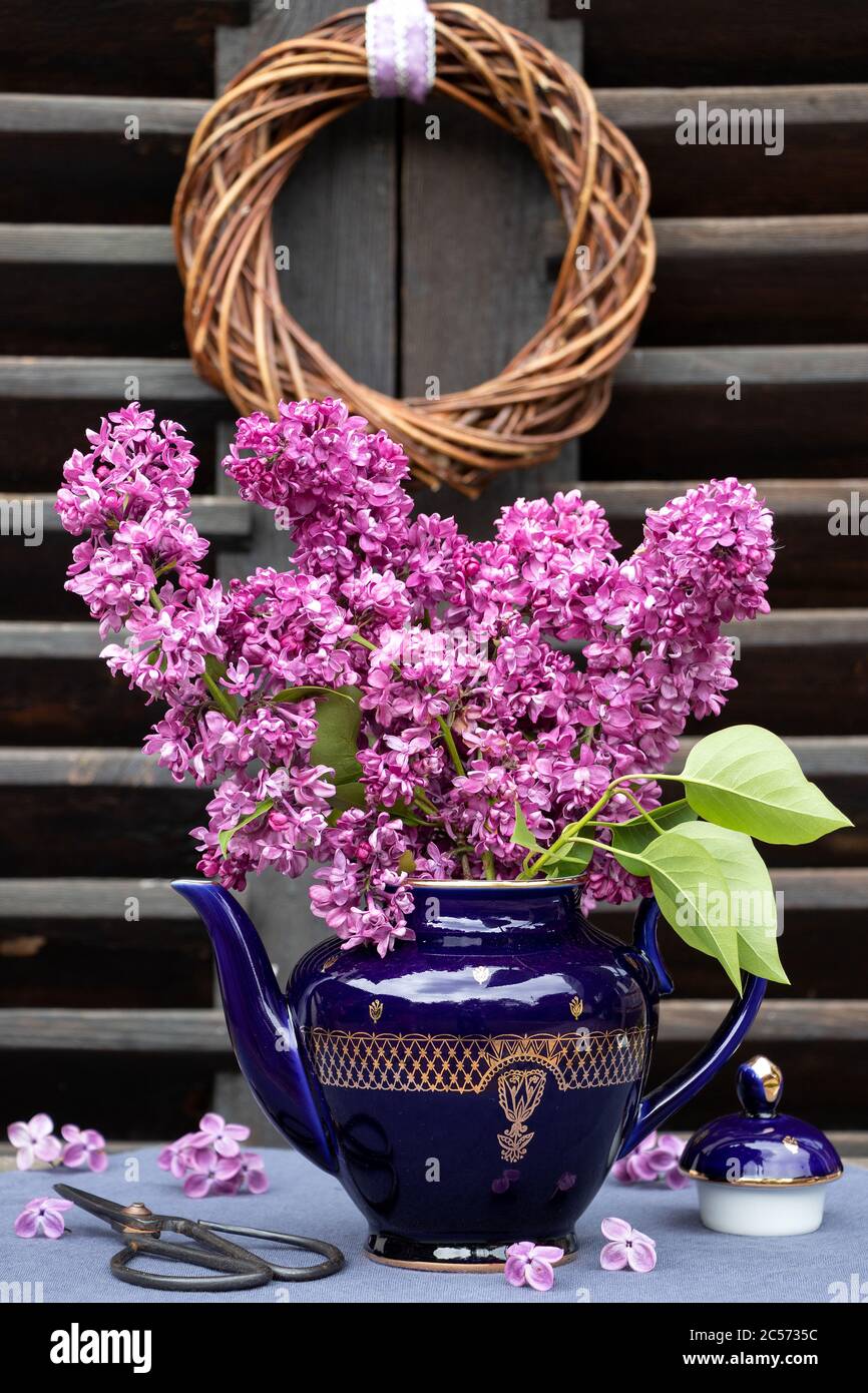 Blumenstrauß aus Flieder als Frühlingsdekoration Stockfoto
