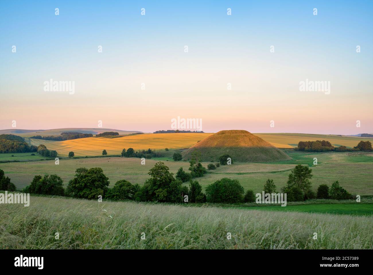 Silbury Hill im Sommer bei Sonnenaufgang. Avebury, Wiltshire, England Stockfoto