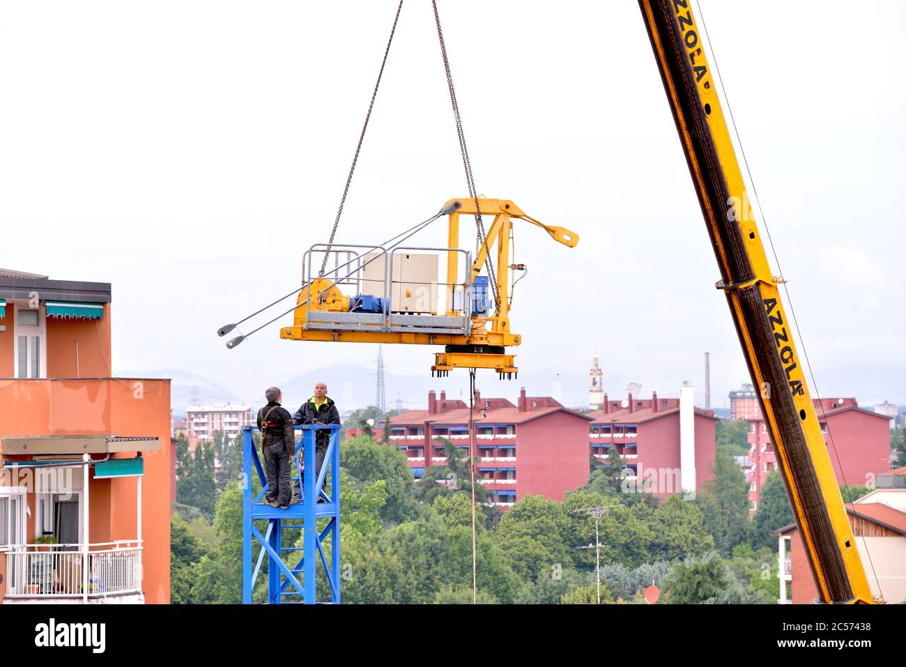 Turmdrehkranbauer Haken die Oberseite, in der Lücke aufgehängt Stockfoto