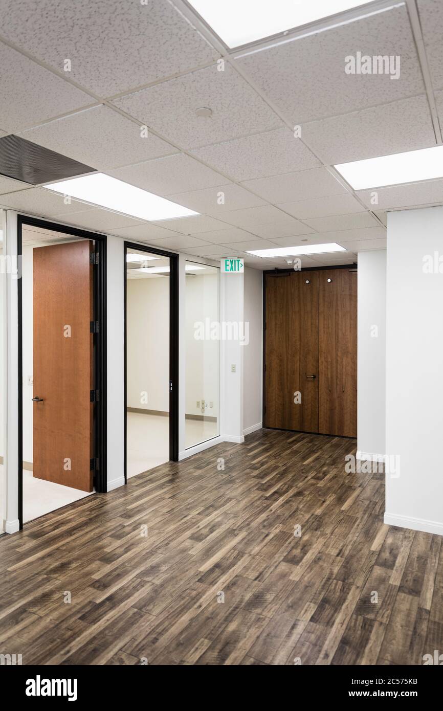 Holzfußböden in leerem Büro Stockfoto