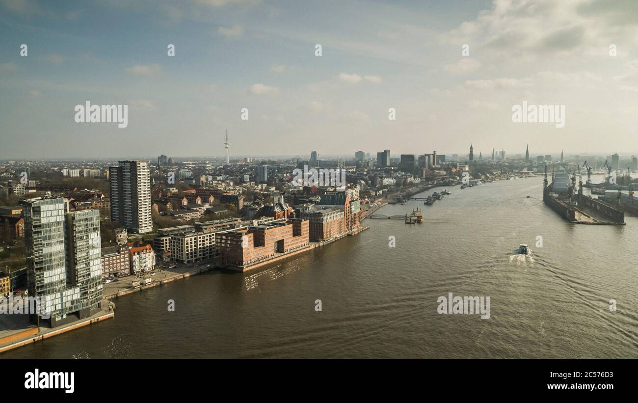 Landschaftlich schöner Blick auf das sonnige Stadtbild Hamburgs und die Elbe, Deutschland Stockfoto